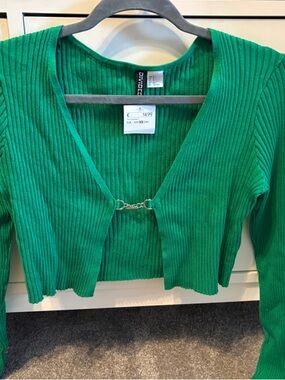 Divided Green Ribbed Cropped Cardigan with Chain Closure